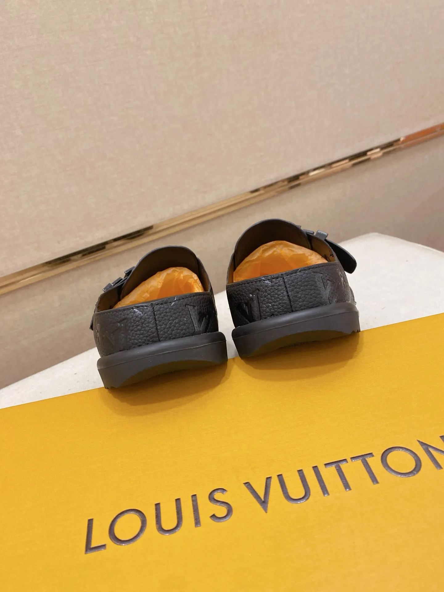 Men's shoes💰: 220💰38-45, LV Easy 2025 new men's casual sandals and slippers, made of suede cow leather, with Monogram pattern to highlight the trendy style. Adjustable straps illuminated with LV letters, while a resilient insole and micro outsole provide lightweight comfort. Made of suede cow leather with embossed Monogram pattern and brand element metal hardware✅Adjustable straps➕Tough insole‼ ️Micro outsole. Comfortable and easy to wear‼ ️